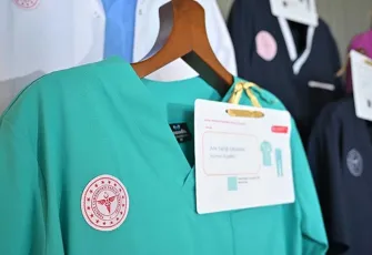Sağlıkta yeni dönem: Tüm Türkiye’de kıyafet ve logo standartları yenilendi