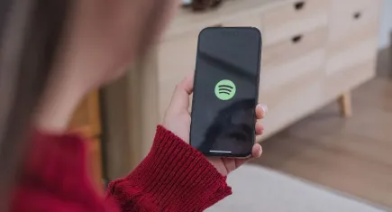 Spotify, dev plak şirketleriyle el ele: Yapay zekaya karşı telif duvarı yükseliyor!
