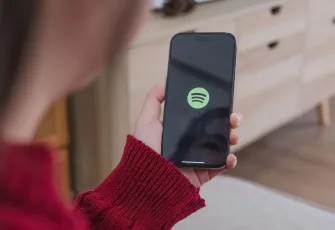 Spotify, dev plak şirketleriyle el ele: Yapay zekaya karşı telif duvarı yükseliyor!