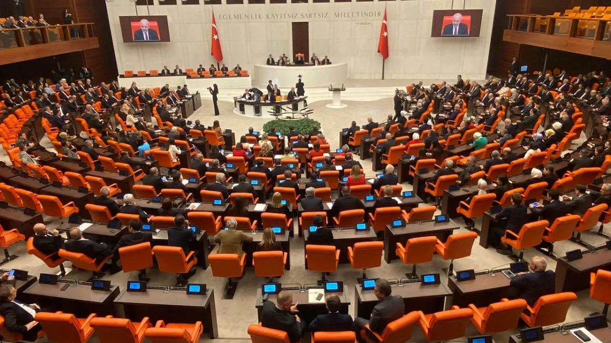 TBMM Genel Kurulu’nda ‘Mandacı’ ve ‘Alçak’ Tartışması: Oturuma Ara Verildi haberinin görseli