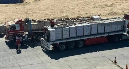 17. “İyilik Gemisi” El-Ariş Limanı’nda: Yardım malzemeleri indiriliyor