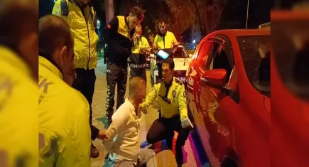 Alkollü sürücü, amcasının MİT’te olduğunu söyleyip polislere direndi