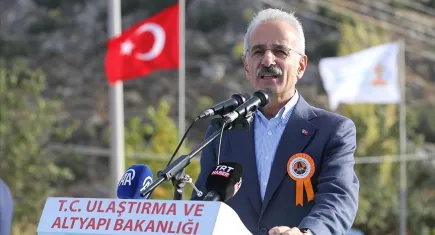 Bakan Uraloğlu Antalya’da iki büyük müjde verdi! O yol trafiği tarih oluyor