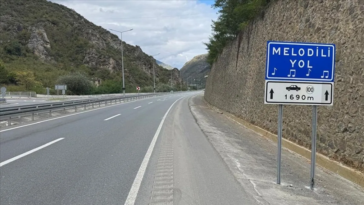 Bakan Uraloğlu detayları anlattı: Türkiye’nin üçüncü melodili yolu Trabzon’da! haberinin görseli