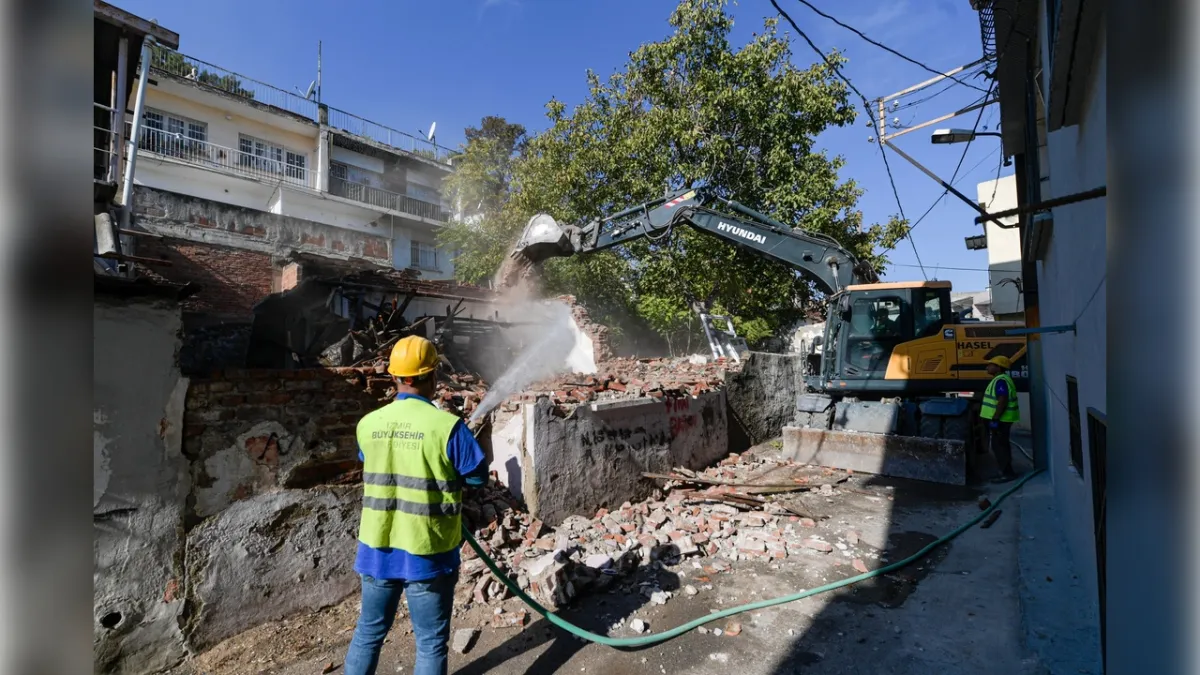 Ballıkuyu’da kentsel dönüşüm atağı: Metruk yapılar yıkılıyor haberinin görseli