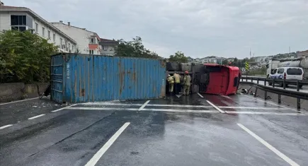 İstanbul’da tır devrildi: D-100 Edirne yönü trafiğe kapatıldı
