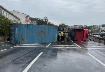 İstanbul’da tır devrildi: D-100 Edirne yönü trafiğe kapatıldı