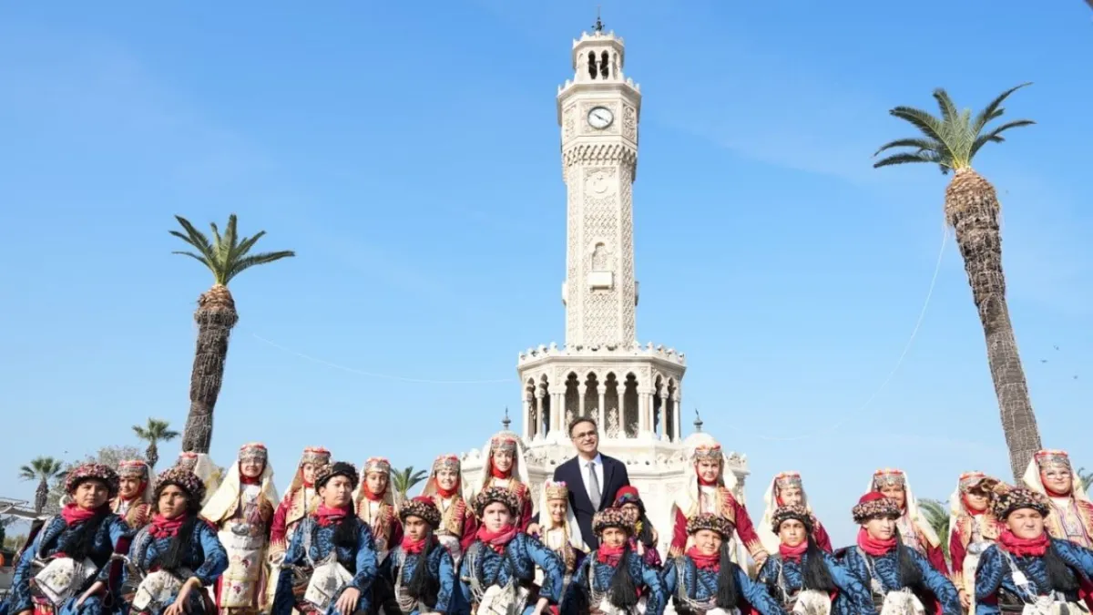 İzmir’de Cumhuriyet Coşkusu: 102. yılda Türk Bayrağı ilk ilmekle hayat buldu haberinin görseli