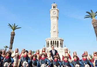 İzmir’de Cumhuriyet Coşkusu: 102. yılda Türk Bayrağı ilk ilmekle hayat buldu