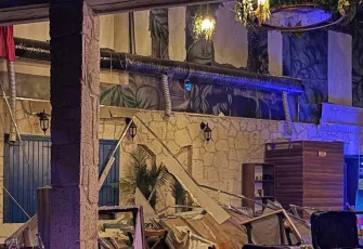 İzmir haber: Bornova'da bir eğlence merkezinde dekor duvarının çökmesi sonucu 6 kişi yaralandı