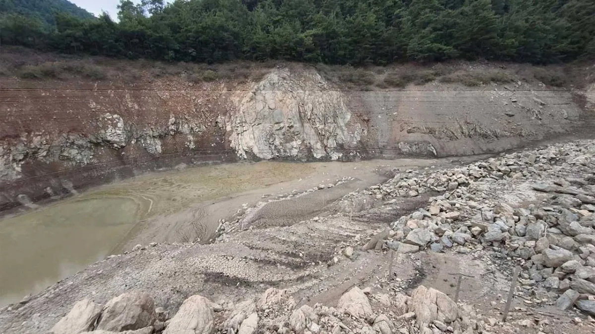İzmir’in suyu bitiyor... Balçova Barajı da kurudu haberinin görseli