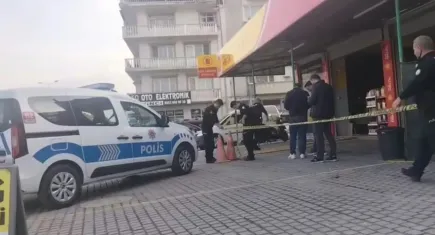 Kask takıp motosikletle araç bakım servisini bastı: 2 Yaralı