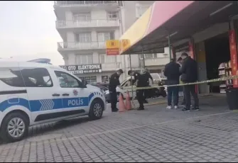 Kask takıp motosikletle araç bakım servisini bastı: 2 Yaralı