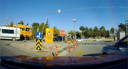 Öğrenci servisi trenin altında kalmaktan saniyelerle kurtuldu