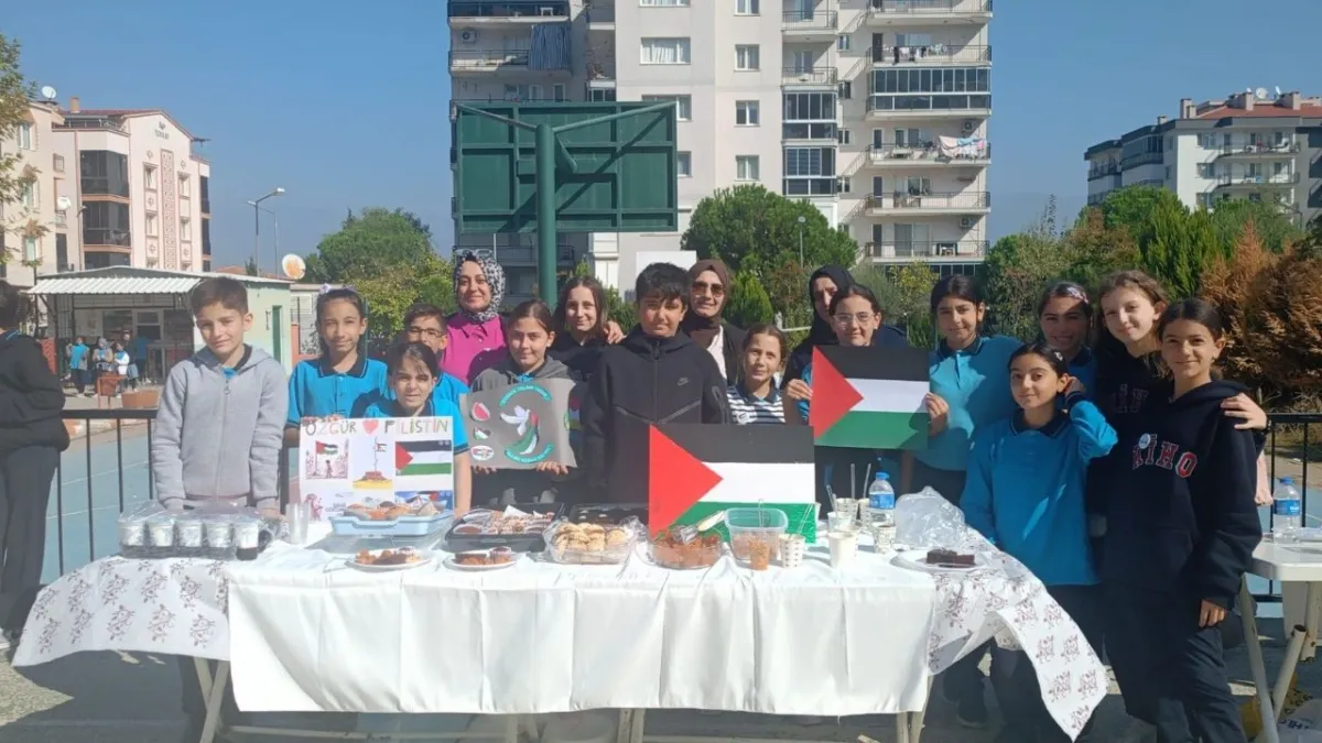 Öğrencilerden Filistin’e destek: Kemalpaşa’da duygu dolu kermes! haberinin görseli
