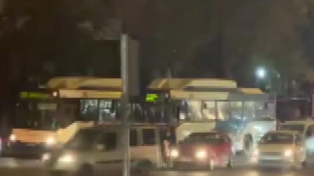 Otomobil sürücüsü ile otobüs şoförü arasında çıkan yol verme tartışması sopalı kavgaya dönüştü haberinin görseli