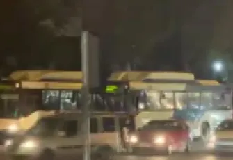 Otomobil sürücüsü ile otobüs şoförü arasında çıkan yol verme tartışması sopalı kavgaya dönüştü