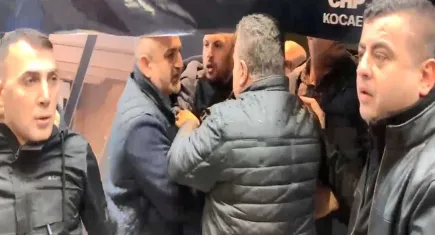 CHP Kocaeli Olağan İl Kongresi’nde olay: Partililer gazetecilere saldırdı