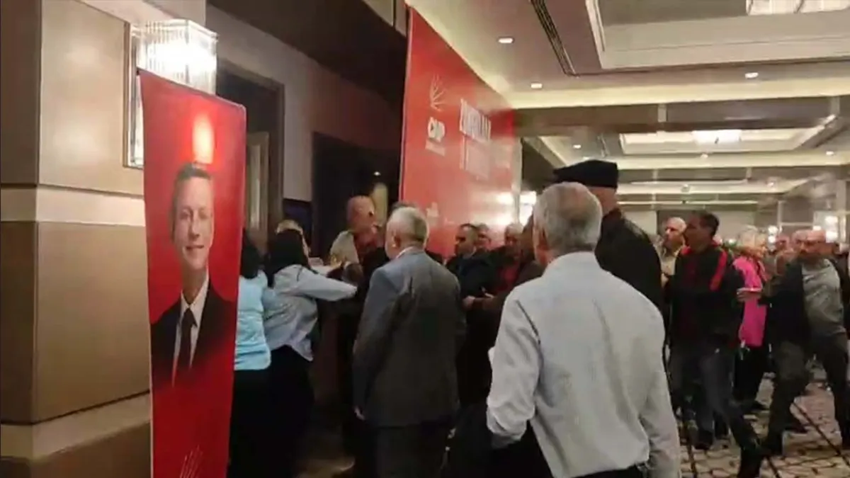 CHP kongresinde kavga: 2 partili yaralandı haberinin görseli