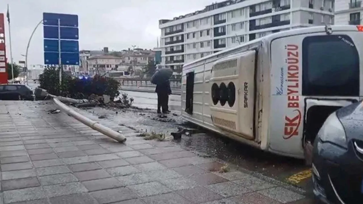 Direksiyon hakimiyetini kaybeden minibüs dehşet saçtı haberinin görseli