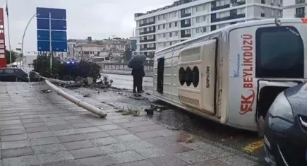 Direksiyon hakimiyetini kaybeden minibüs dehşet saçtı