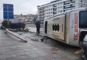 Direksiyon hakimiyetini kaybeden minibüs dehşet saçtı