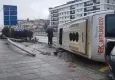 Direksiyon hakimiyetini kaybeden minibüs dehşet saçtı