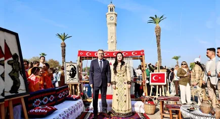 İzmir'de Cumhuriyet coşkusu: Türk bayrağı dokundu