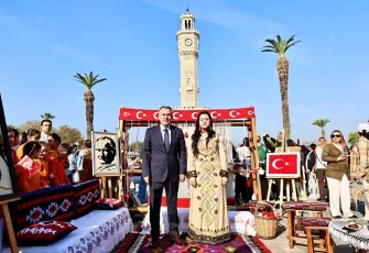 İzmir'de Cumhuriyet coşkusu: Türk bayrağı dokundu