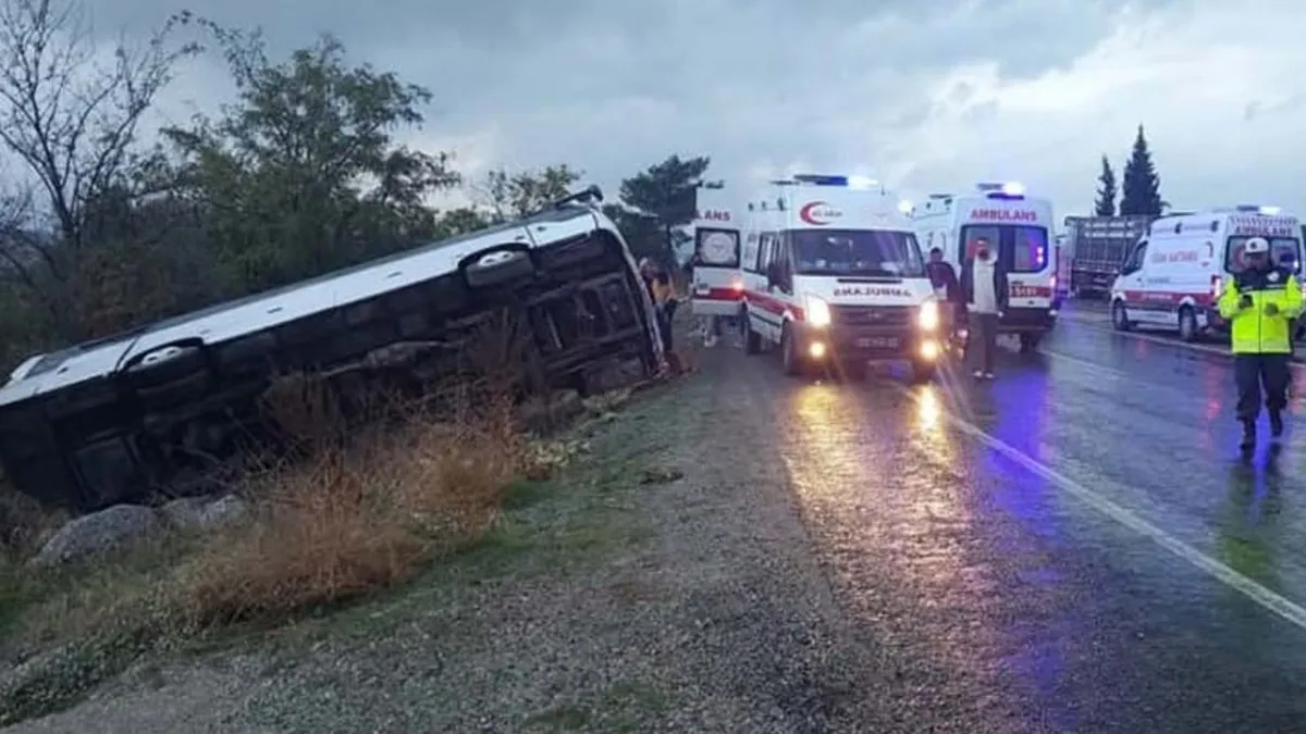 İzmir'den Denizli'ye giden tur otobüsü devrildi: Ölü ve yaralılar var! haberinin görseli