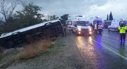 İzmir'den Denizli'ye giden tur otobüsü devrildi: Ölü ve yaralılar var!