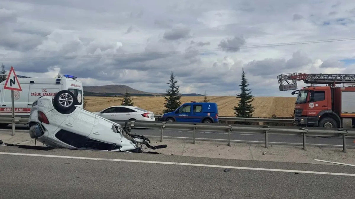 Kütahya’da devrilen otomobilin tekeri karşı şeritte yeni kazaya neden oldu haberinin görseli