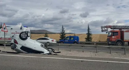 Kütahya’da devrilen otomobilin tekeri karşı şeritte yeni kazaya neden oldu