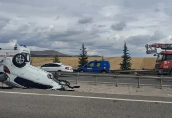 Kütahya’da devrilen otomobilin tekeri karşı şeritte yeni kazaya neden oldu