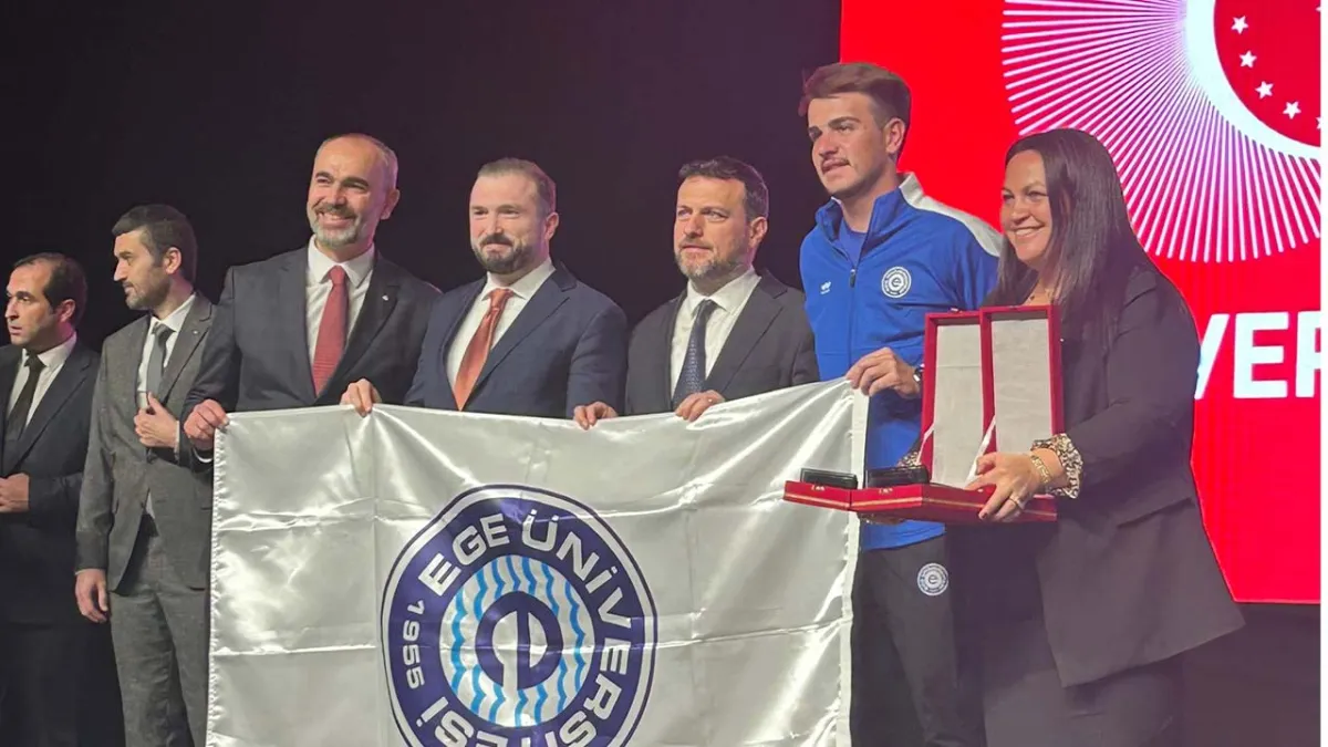 Ege Üniversitesi Futbol Takımı’na TÜSF’den bronz madalya haberinin görseli