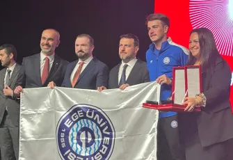 Ege Üniversitesi Futbol Takımı’na TÜSF’den bronz madalya 