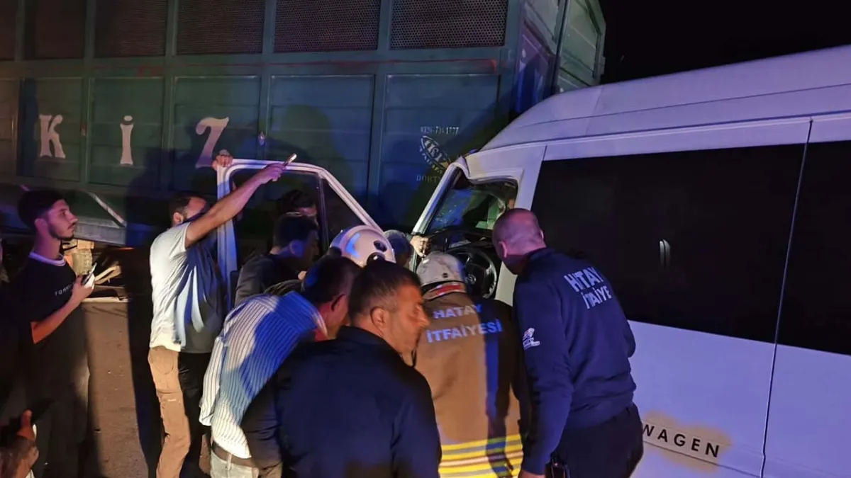 Hatay'da kaza: 14 yaralı haberinin görseli