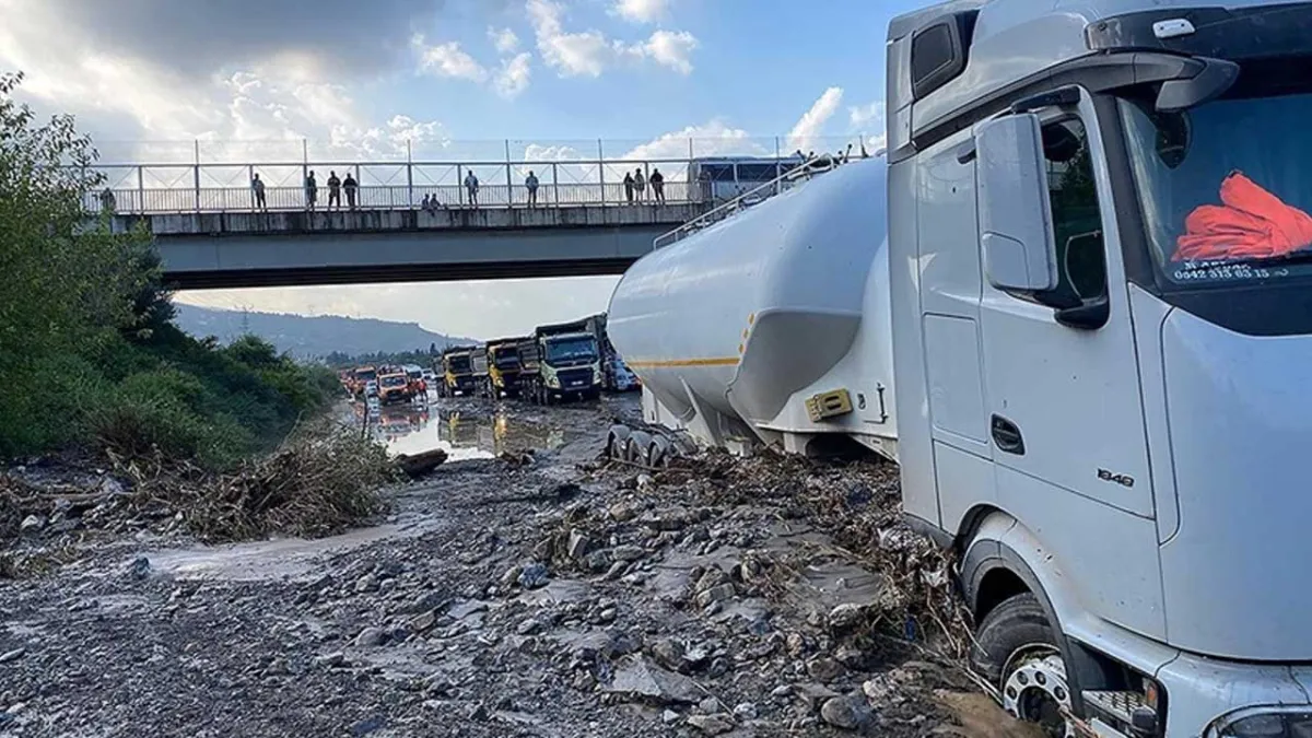 Hatay'da sağanak ve hortum hayatı felç etti haberinin görseli