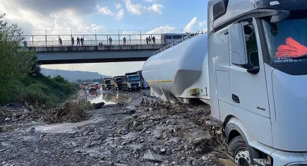 Hatay'da sağanak ve hortum hayatı felç etti