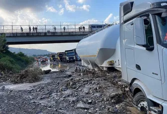 Hatay'da sağanak ve hortum hayatı felç etti
