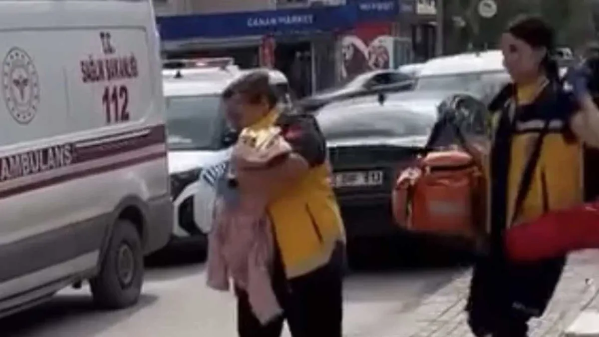 İzmir’de cami avlusunda terk edilmiş erkek bebek bulundu haberinin görseli