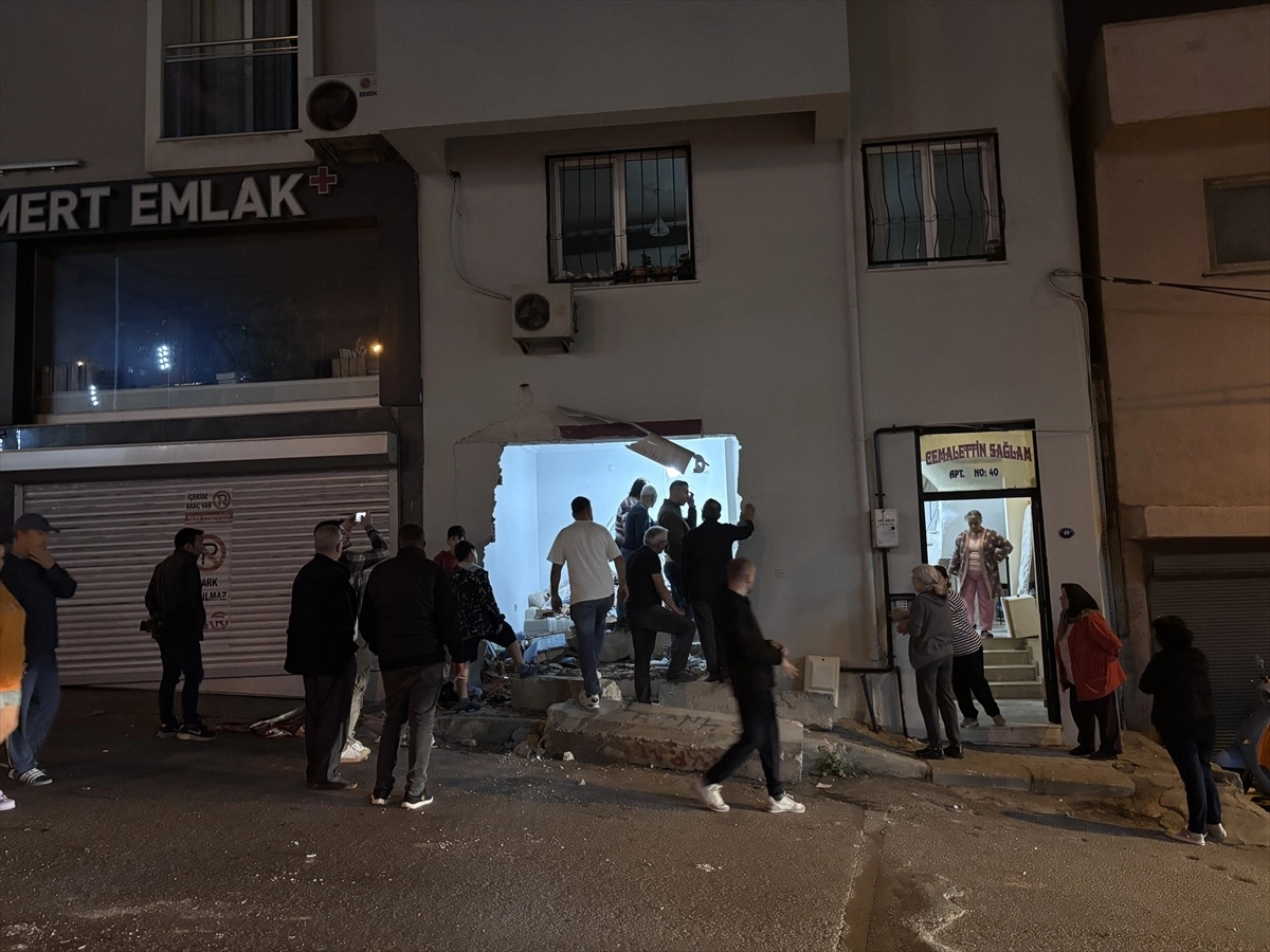 İzmir’de freni boşalan kamyon apartman dairesine daldı başlıklı video haberin görseli