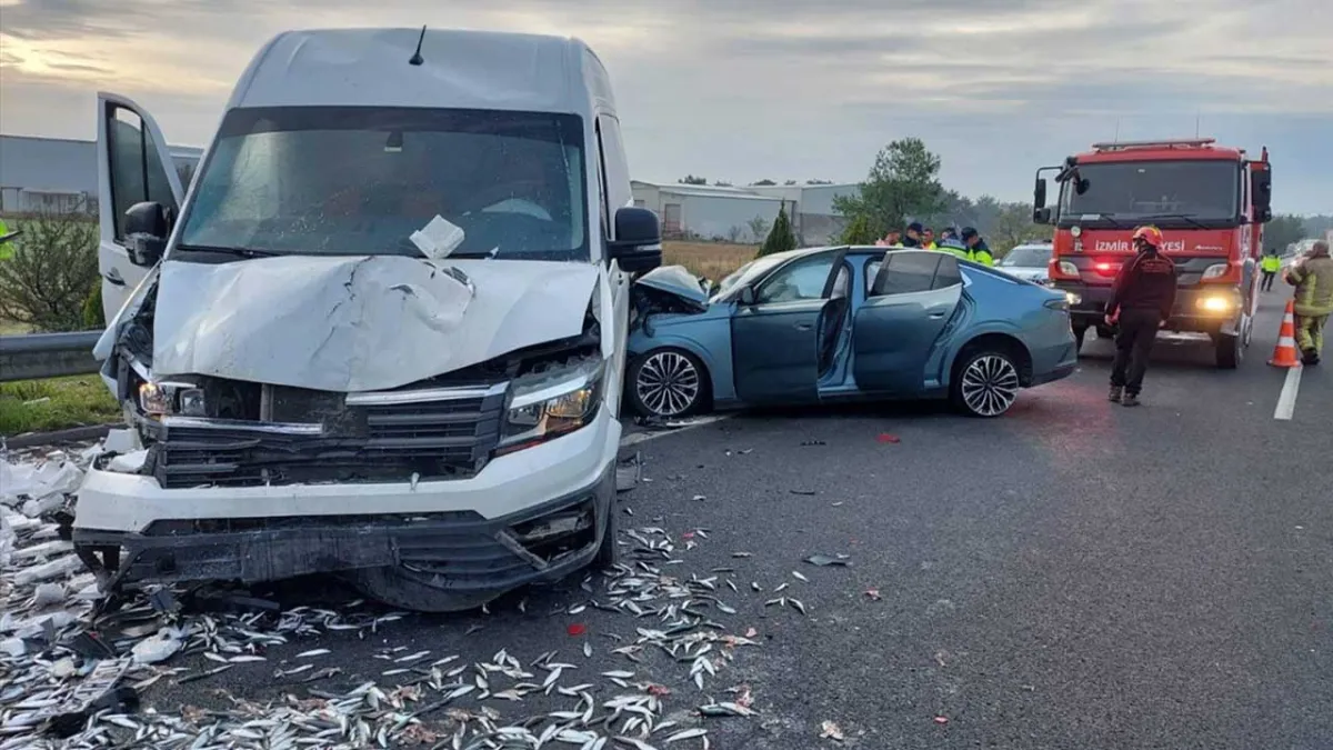 İzmir haber: Buca'da zincirleme trafik kazası: 1 ölü, 4 yaralı haberinin görseli
