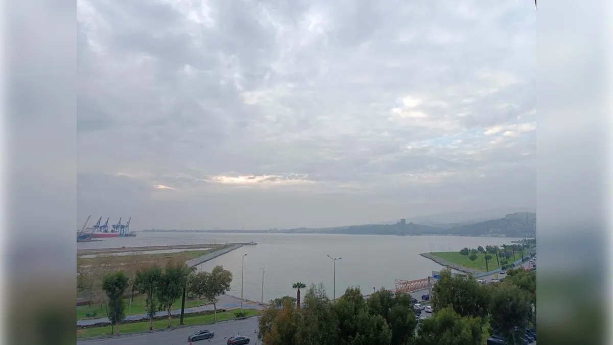 İzmir Körfezi'nde kirlilik alarmı: Kötü koku sahilleri sardı haberinin görseli