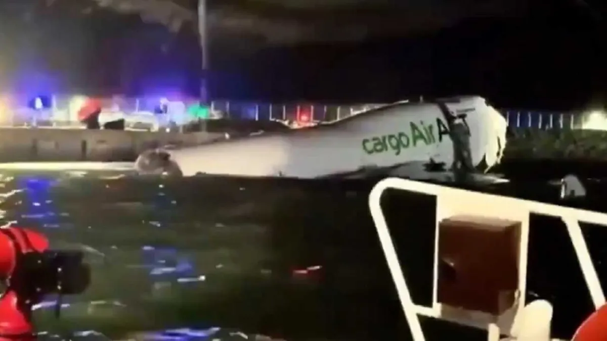 Kargo uçağı pistten çıkarak denize düştü haberinin görseli