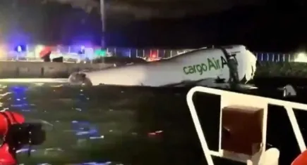Kargo uçağı pistten çıkarak denize düştü