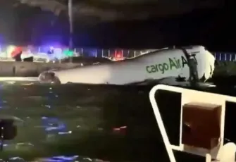 Kargo uçağı pistten çıkarak denize düştü