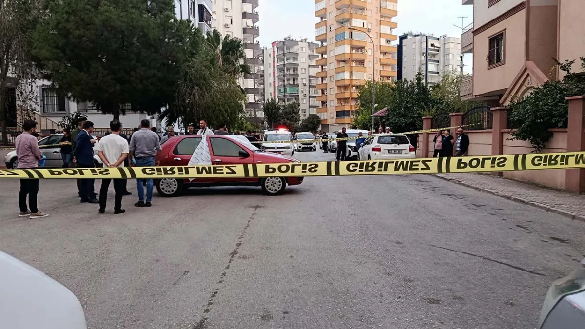 Adana’da otomobil içinde ölü bulunan sürücünün vücudunda darp izleri tespit edildi haberinin görseli