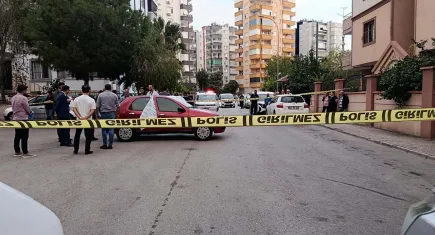 Adana’da otomobil içinde ölü bulunan sürücünün vücudunda darp izleri tespit edildi
