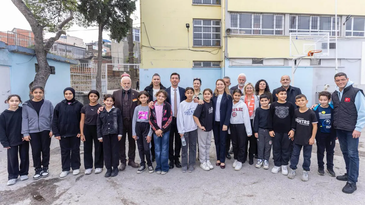 Başkan Mutlu’dan öğrencilere sürpriz ziyaret ve gezi sözü haberinin görseli